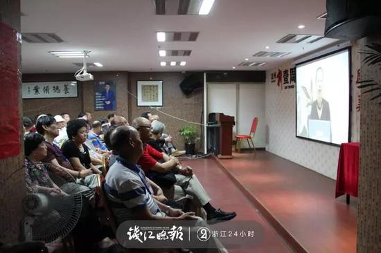 執法人員現場突擊時仍有多名老人在聽講座