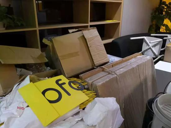 記者等待觀察半個多小時發(fā)現(xiàn)，小黃車員工陸續(xù)前來上班，但多數(shù)辦公位仍然閑置。