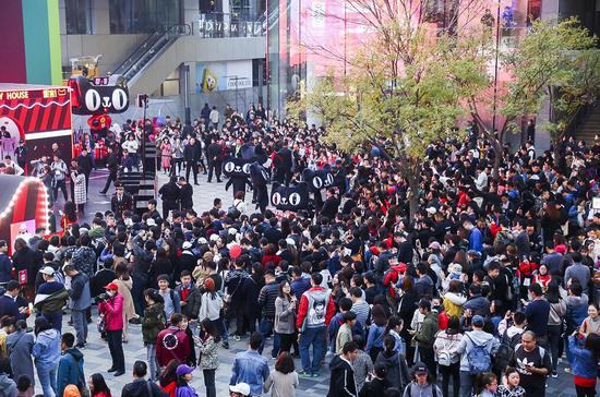 天貓雙11商圈“紅包雨”，商場被消費者包圍了。