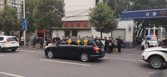 深夜回家10 月 17 日，深夜 11 點，朱新成一頭闖回了家。