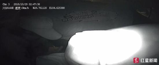 洗車工打開(kāi)錢包