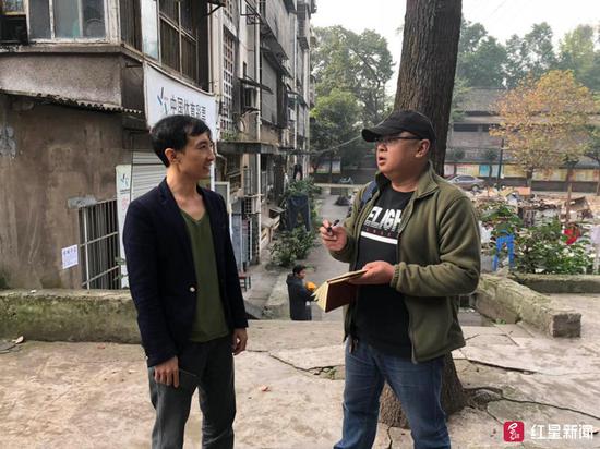 出租車司機（左）接受記者采訪