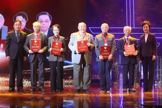 ▲校黨委書記焦揚和常務副校長桂永浩為徐智章、吳肇光、秦萬章、楊英珍、姜立本等先前被授予終身榮譽的教授頒發(fā)紀念證書