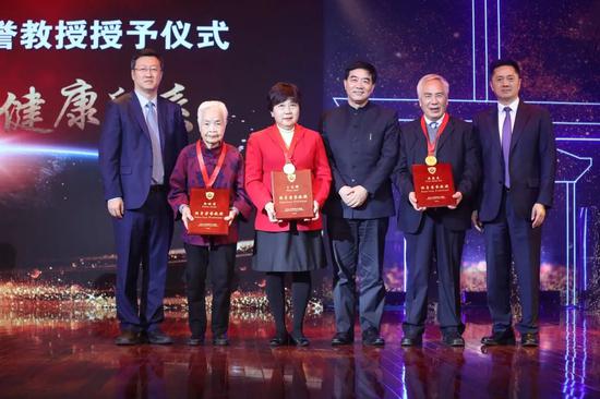 ▲附屬中山醫(yī)院院長樊嘉和黨委書記汪昕為九位專家教授頒發(fā)終身榮譽教授證書