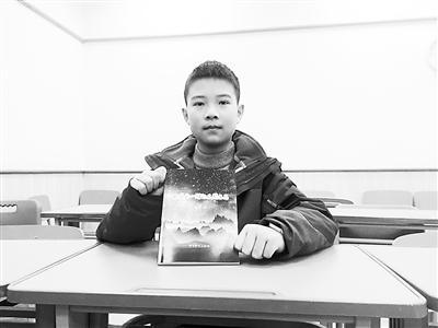 ▲劉崢巖展示自己寫作的小說