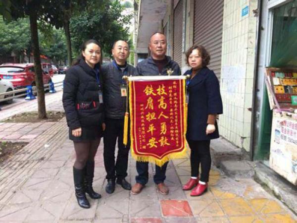 客運公司向侯義（右二）送錦旗表示感謝。