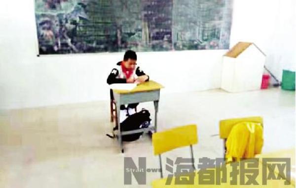 小周被安排坐在教室最后，與其他同學(xué)隔了至少一排座位。 家長供圖 &nbsp;來自海都報(bào)網(wǎng)