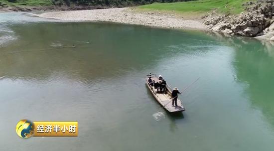  萬(wàn)其珍義務(wù)擺渡送兩岸的村民