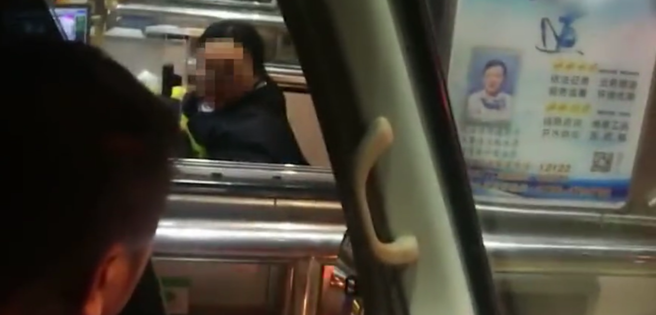  收費(fèi)站工作人員與消防車司機(jī)交談。來(lái)源：視頻截圖