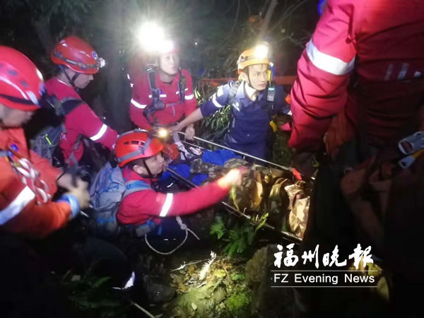 十八重溪上演“生死營救” 驢友墜崖50人深夜搜救