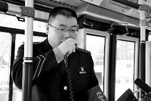 ▲張鵲鳴說，他剛工作那會兒，這份工作還叫做售票員，現在已經改叫乘務員了。他覺得名稱的改變意味著工作不再是賣票這么單一，乘務員的稱謂意味著他必須要全心全意為乘客提供全方位的服務。