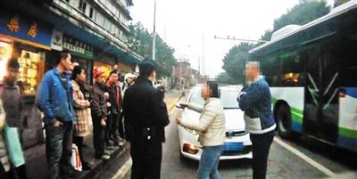 兩司機停車爭吵，嚴重影響了正常交通。