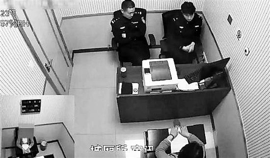 下圖：李某某接受民警調查。