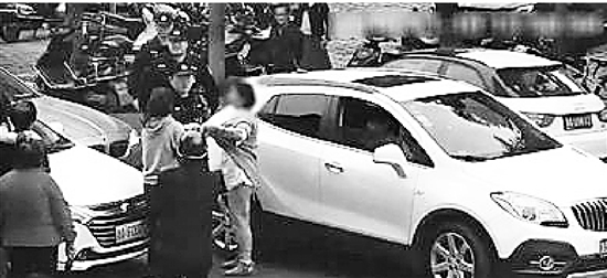 中圖：李某某和周女士發生爭吵。