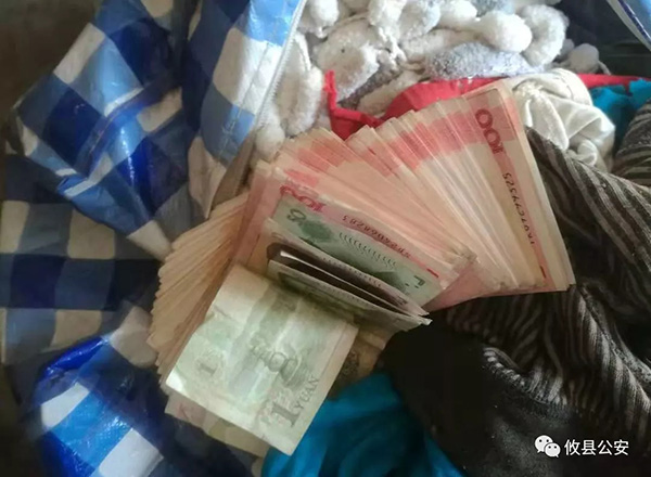  現場搜查出大量現金 本文圖均為 攸縣公安微信公眾號 圖