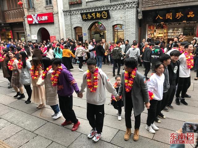 兩岸音樂人榕城三坊七巷玩歌曲“快閃”