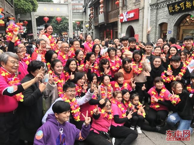 兩岸音樂人榕城三坊七巷玩歌曲“快閃”