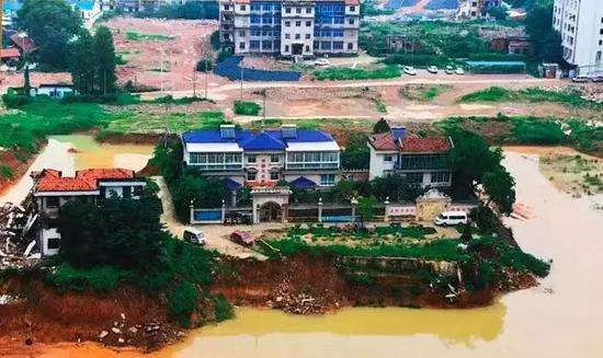 ?涉拆區域目前只剩下4棟別墅未拆，其中3棟連成一排，歸屬涂漢江夫婦，攝于2016年6月（翻拍）