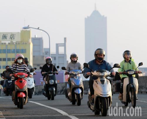 臺灣民眾戴口罩出行。臺灣《聯合報》記者劉學圣攝影