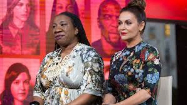 #MeToo運(yùn)動(dòng)發(fā)起人塔拉納·伯克（左）和艾莉莎·米蘭諾。