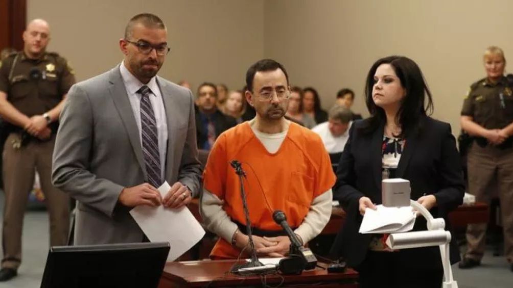 美國奧運(yùn)體操隊(duì)隊(duì)醫(yī)拉里·納薩爾在法庭接受審判。