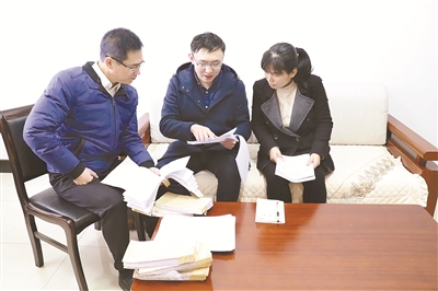 江蘇省鹽城市鹽都區紀委調查組成員討論案情。&nbsp; 中國紀檢監察報 圖