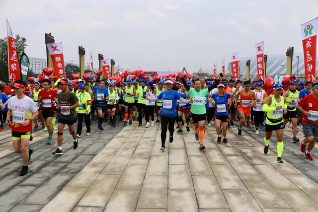 2018福州國際馬拉松今早鳴槍 4萬跑者同場比拼