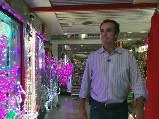 ▲ABC記者Woodruff在逛義烏的圣誕商店 China （圖via ABC）