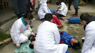  醫(yī)生現(xiàn)場(chǎng)急救 視頻截圖