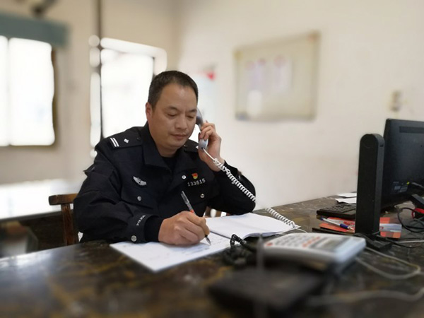 黃其煥在派出所值班接警。澎湃新聞記者 朱遠祥 圖