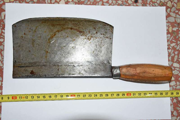 黃其煥被劫持時，雙手被捆綁，這把菜刀在他脖子上架了5個小時。警方供圖