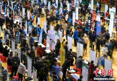 "資料圖：民營企業走進高校尋英才。<a