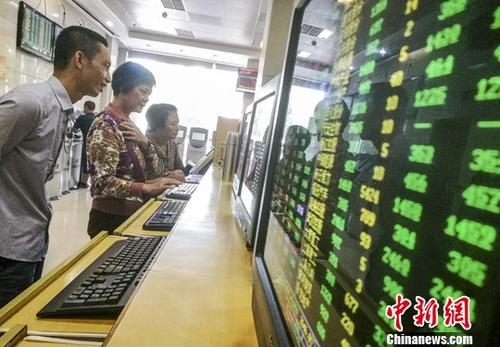 "資料圖：股民關注股市動態。<a