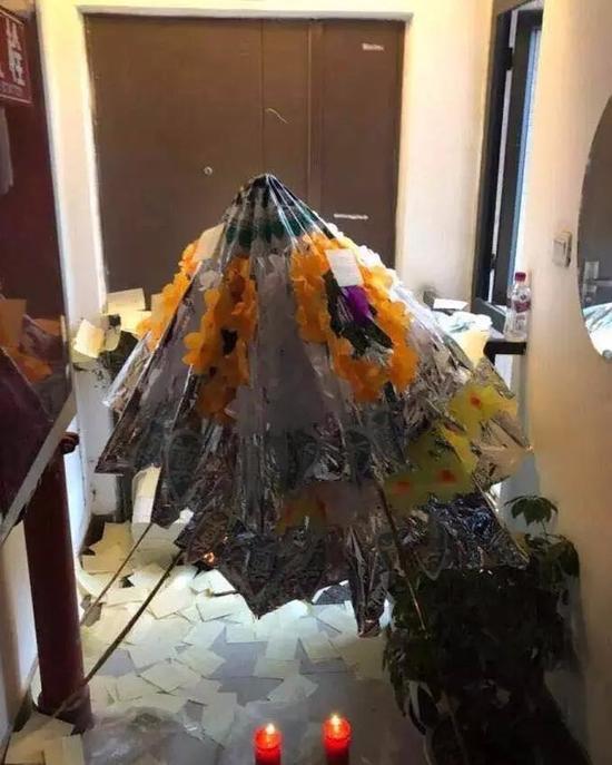 何興麗的住址被公布，有人送來(lái)了花圈。