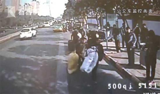 公交車被曝拒載農民工 司機：讓沒行李乘客先上車