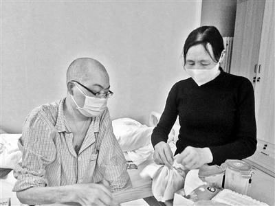 眼下李真母子倆點外賣解決吃飯問題。（圖片來源：北京青年報）