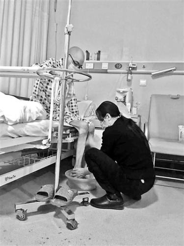 曾130斤的李真如今骨瘦如柴。（圖片來源：北京青年報）