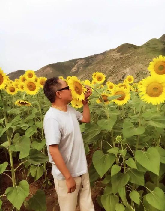 孟林在向日葵花叢中。受訪者供圖