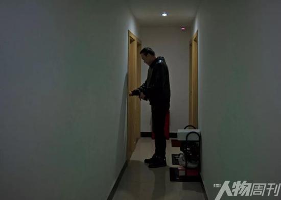 處在小巷里的這家酒店式公寓一樓，走廊的盡頭就是金錦壽暫時安身的斗室