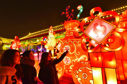 資料圖片：2017年1月31日，游客在河北定州州署崇文街迎春燈展上觀賞花燈。新華社記者 朱旭東 攝