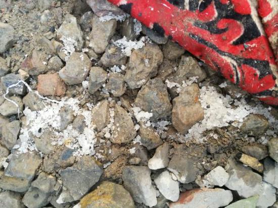 楊翠蓮家門前散落的少量工業鹽顆粒。 溫瀟瀟 圖