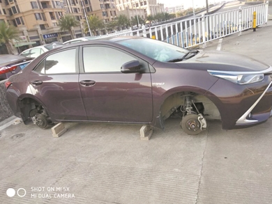 嫌疑人將車輪盜走后，用幾塊磚頭支撐車身。