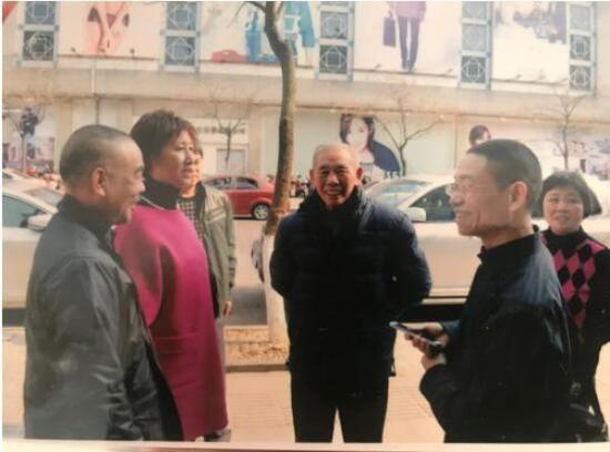當(dāng)年周延泉（中）和兒子周順華（右二）