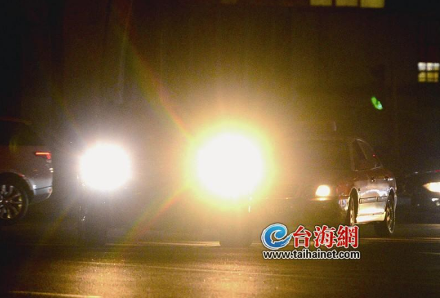 廈門道路燈火通明 卻總有人亂開遠(yuǎn)光燈網(wǎng)友擔(dān)憂