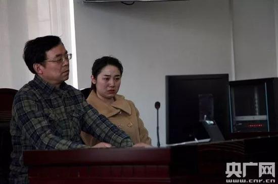 紀元及其父親 圖片來源：央廣網