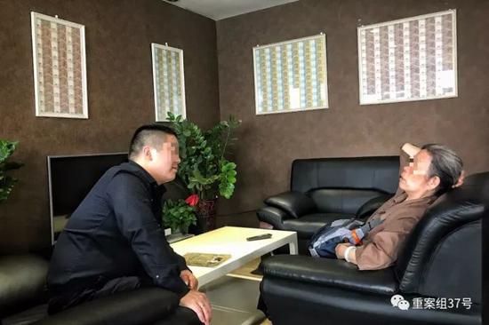 ▲去年9月7日，SOHO現代城內一家收藏品公司的工作人員向一位老人推薦紀念幣套裝，房間的墻上也貼滿了各國的錢幣樣板。&nbsp;&nbsp;&nbsp;&nbsp;新京報記者 彭子洋 攝