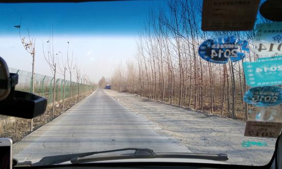 通往的韓一亮家的村道，只修了半邊。本文圖片除標注外，均為澎湃新聞記者 張小蓮 圖