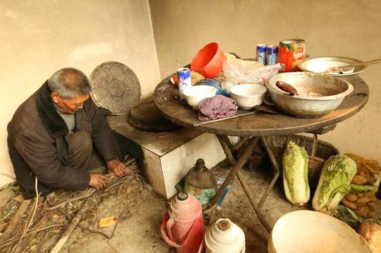 韓福燒柴火做飯。圖片來源于燕趙晚報