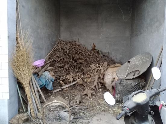 韓福家一直燒柴取暖。