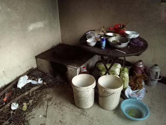 韓一亮家的廚房。